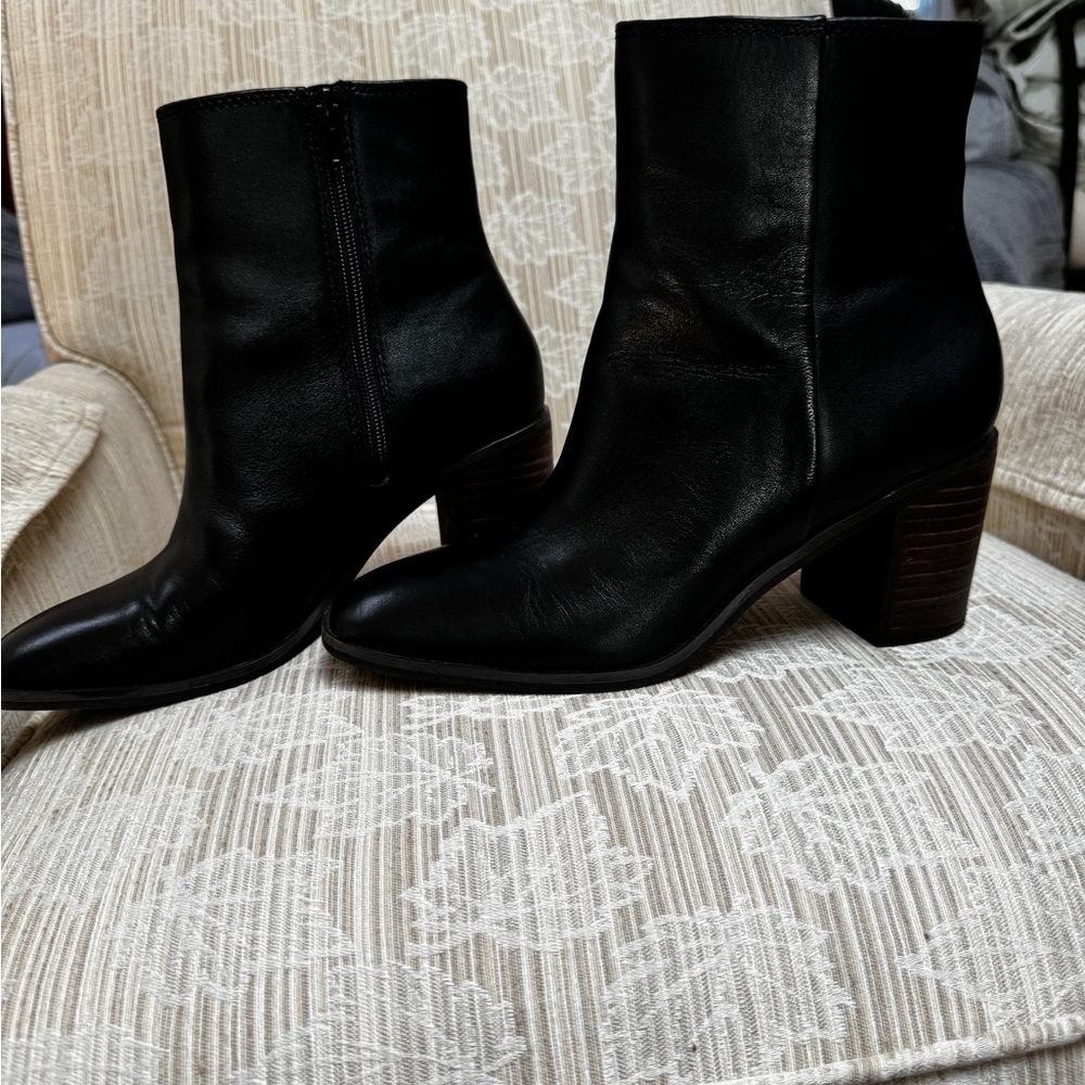LUCKY BRAND Sz 9 LOW BOOTS zip side EXC like new cond. worn once ! Make … - Picture 3 of 8